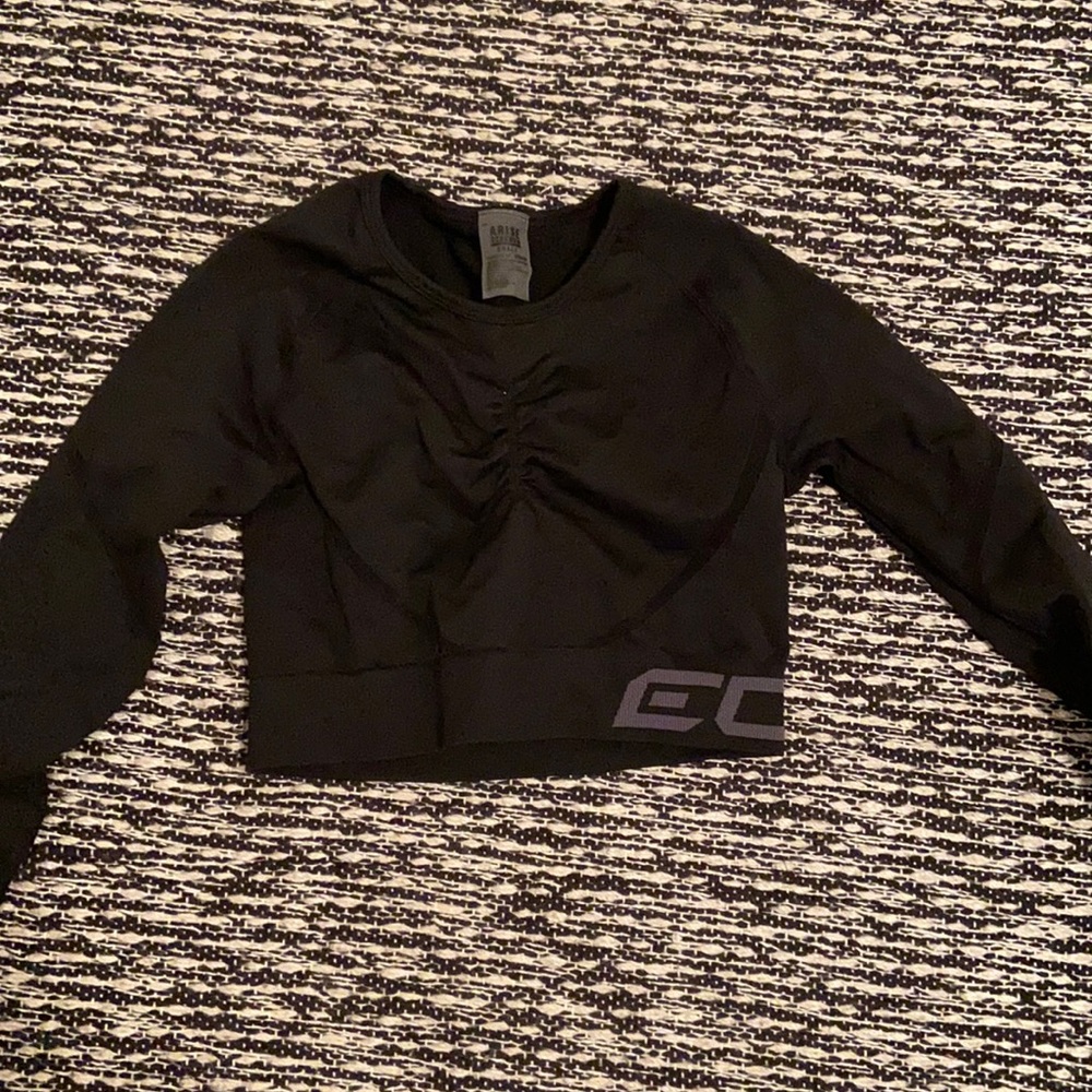 Echt black arise crop top